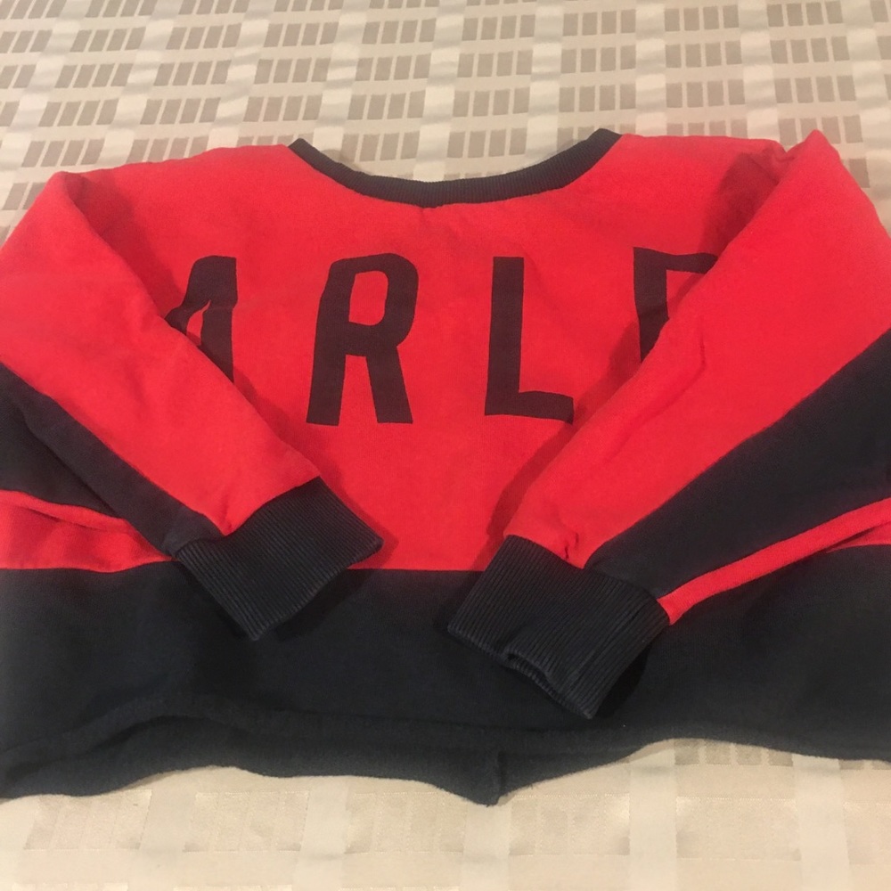 Crop top, sweatshirt.